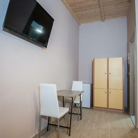 Apartment & Kariotes *